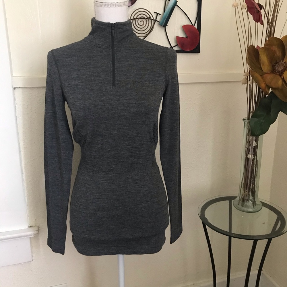 The north face sweater top